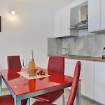 شقة Holidays Studio, Pool, Air Con, Terrace