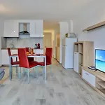 شقة Holidays Studio, Pool, Air Con, Terrace *