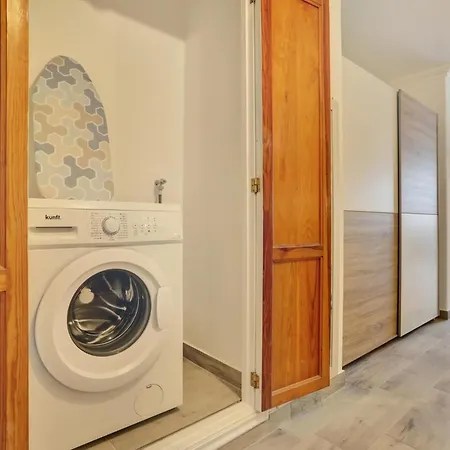 Holidays Studio, Pool, Air Con, Terrace Apartman