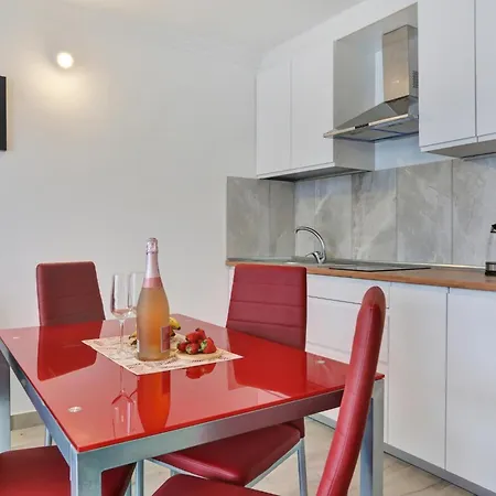 Apartman Holidays Studio, Pool, Air Con, Terrace